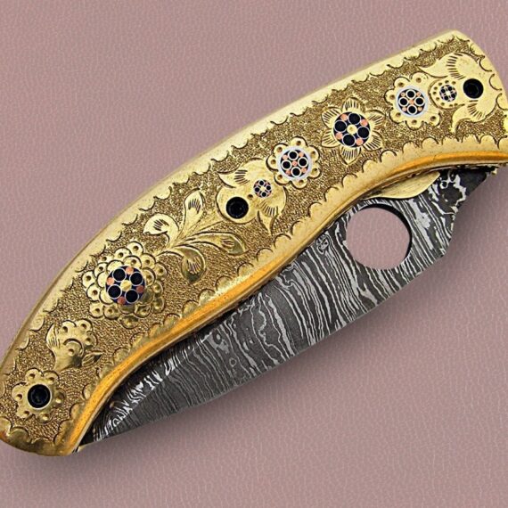 Damascuss Steel Folding Knife With Metal Handle in Super Quality